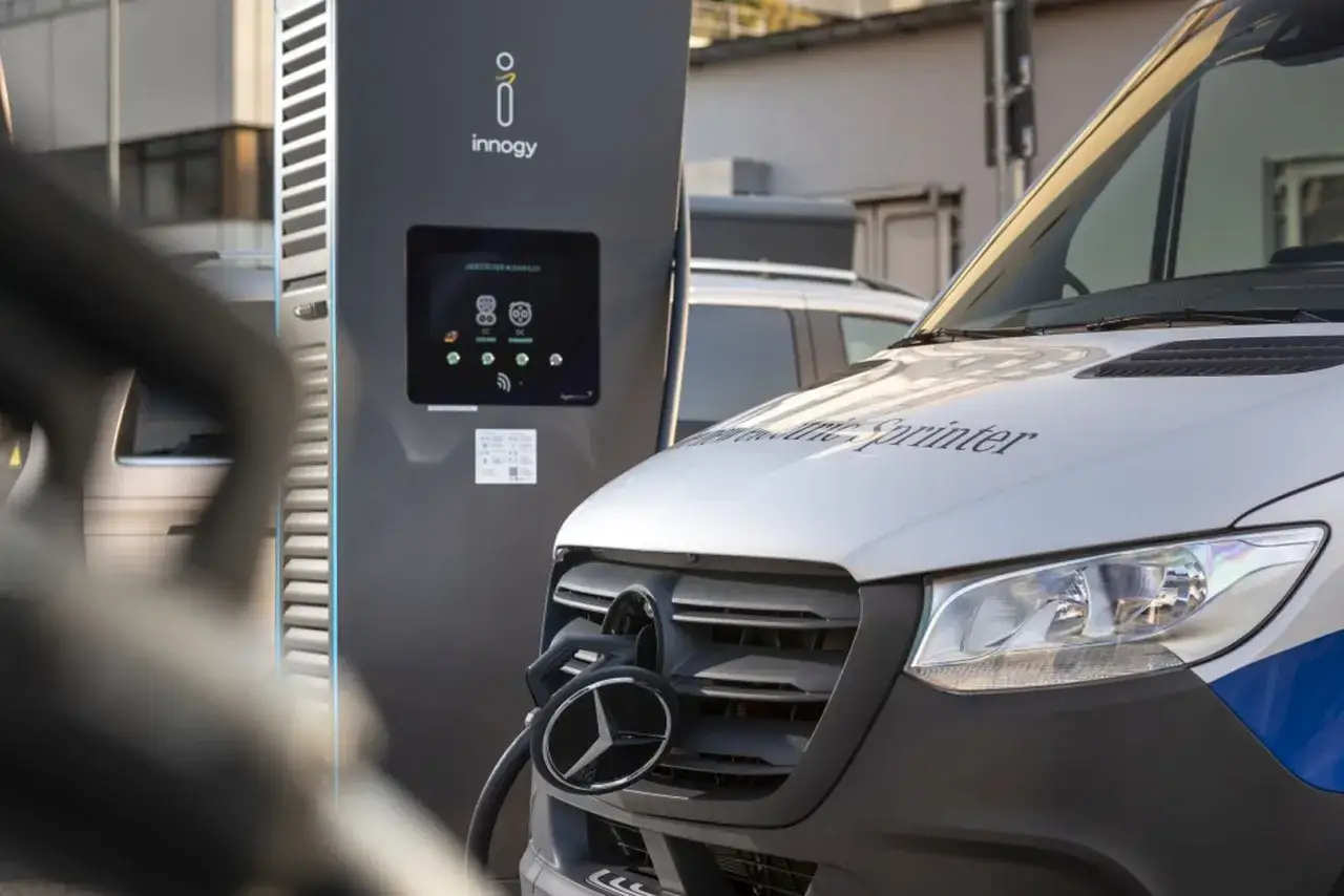 Samochód elektryczny podłączony do ładowarki Innogy. Czas ładowania samochodu elektrycznego w toku.