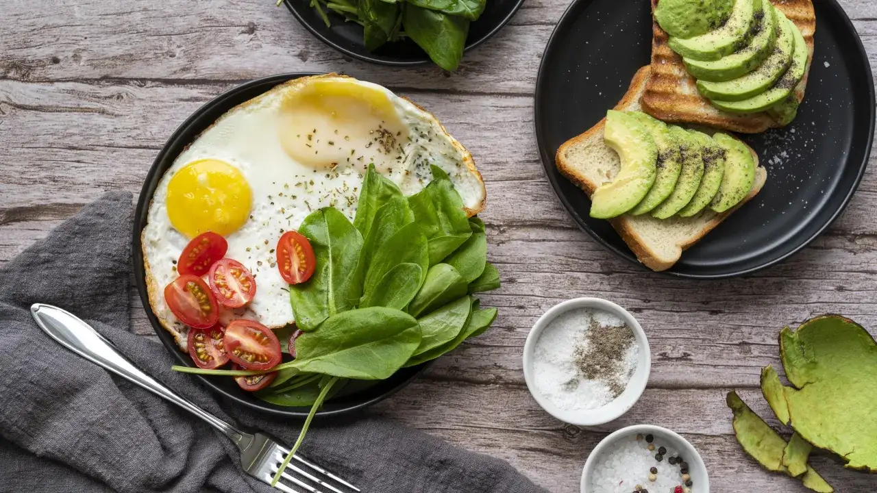 Jajko sadzone ze szpinakiem i pomidorkami, tost z awokado – idealne zdrowe śniadanie na odchudzanie przepisy.