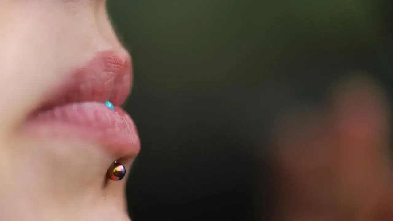 Ile kosztuje kolczyk nad ustami? Sprawdź ceny i ważne informacje