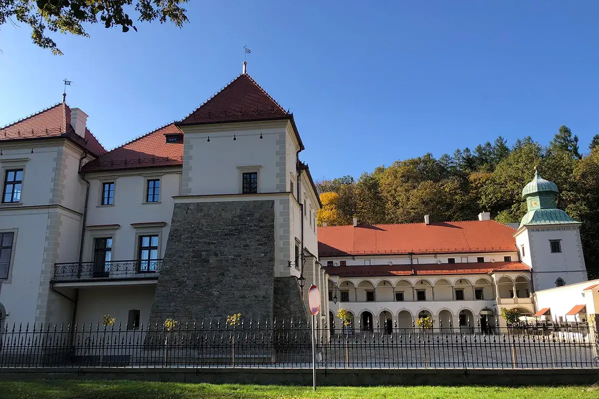 Sucha Beskidzka: Odkryj Mały Wawel i legendy Beskidów