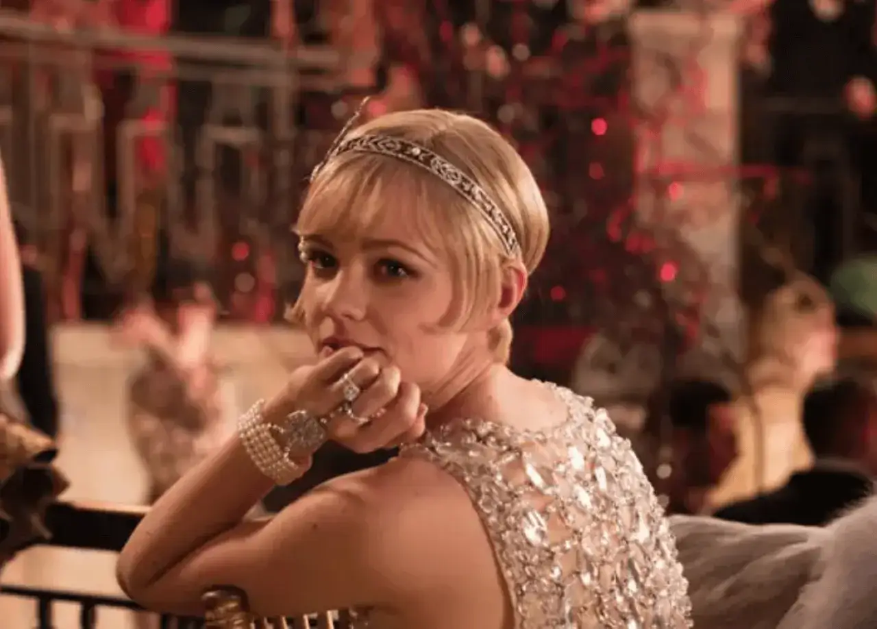 Elegancka kobieta w błyszczącej sukni i opasce na głowie, uosobienie wielki gatsby stylizacja, z diamentową biżuterią.