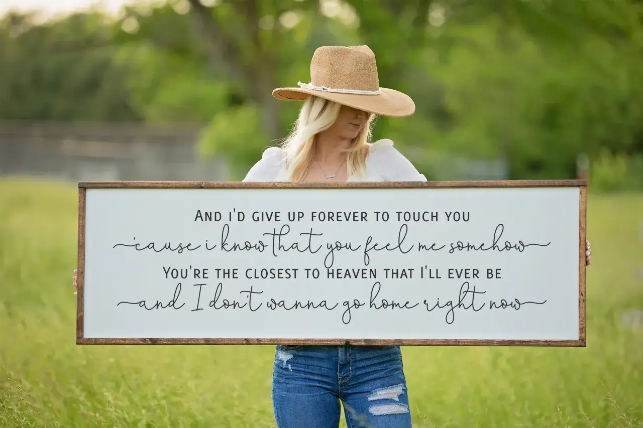 Tablica z tekstem piosenki "Iris" Goo Goo Dolls: "And I'd give up forever to touch you 'cause I know that you feel me somehow. You're the closest to heaven that I'll ever be and I don't wanna go home right now.