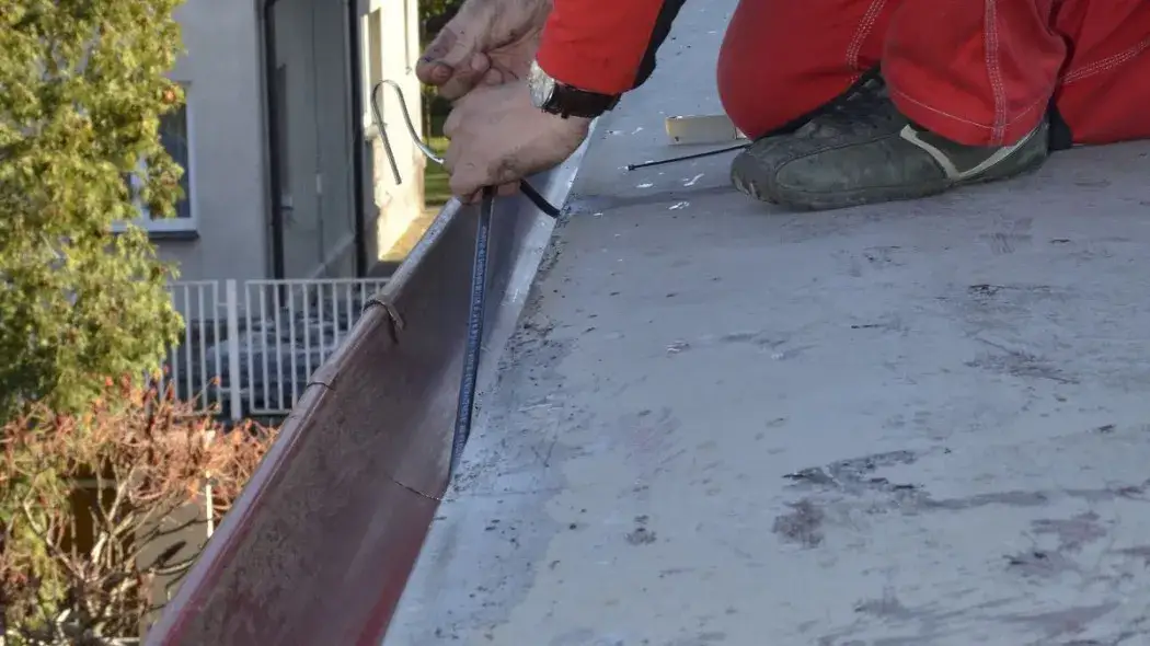 Jakie rynny do garażu blaszanego – porównanie stali i plastiku