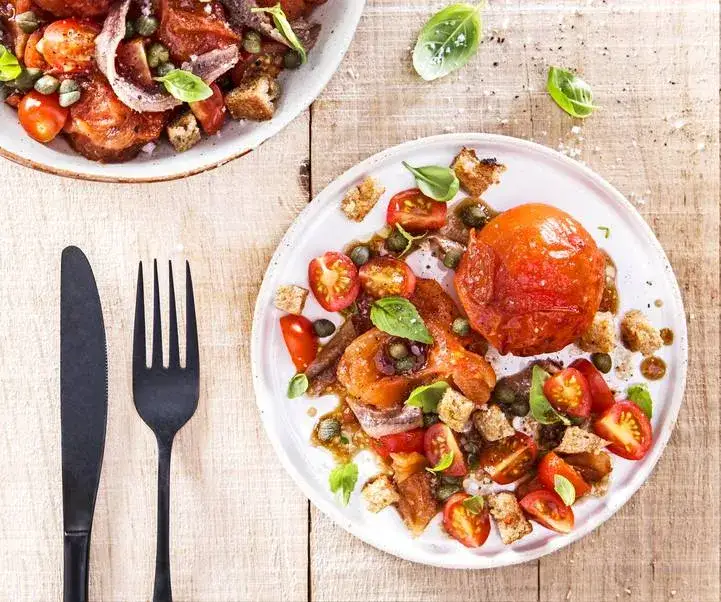 Idealne sałatki, które wzbogacą smak kiełbasy z grilla