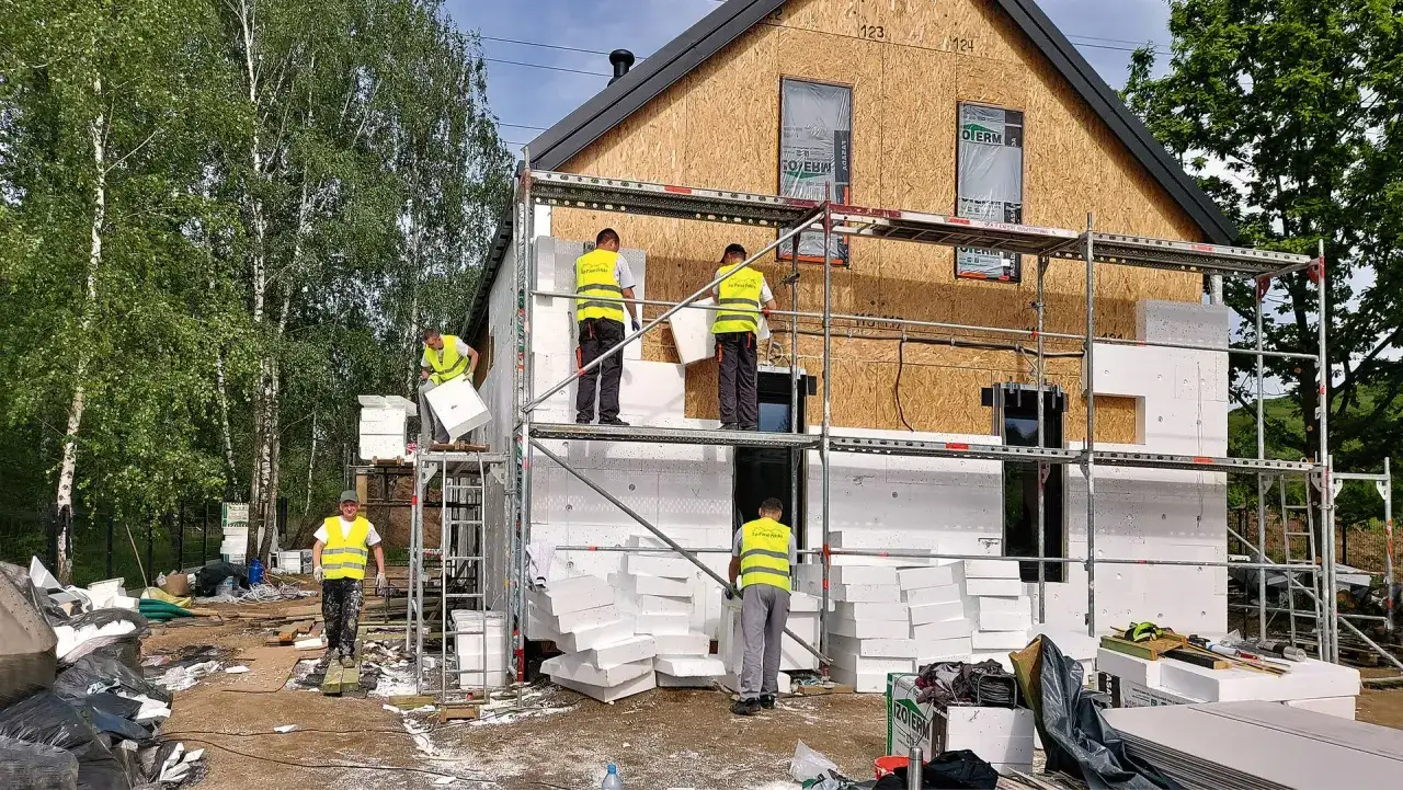 Ocieplenie domu drewnianego: Poradnik krok po kroku i koszty 2026