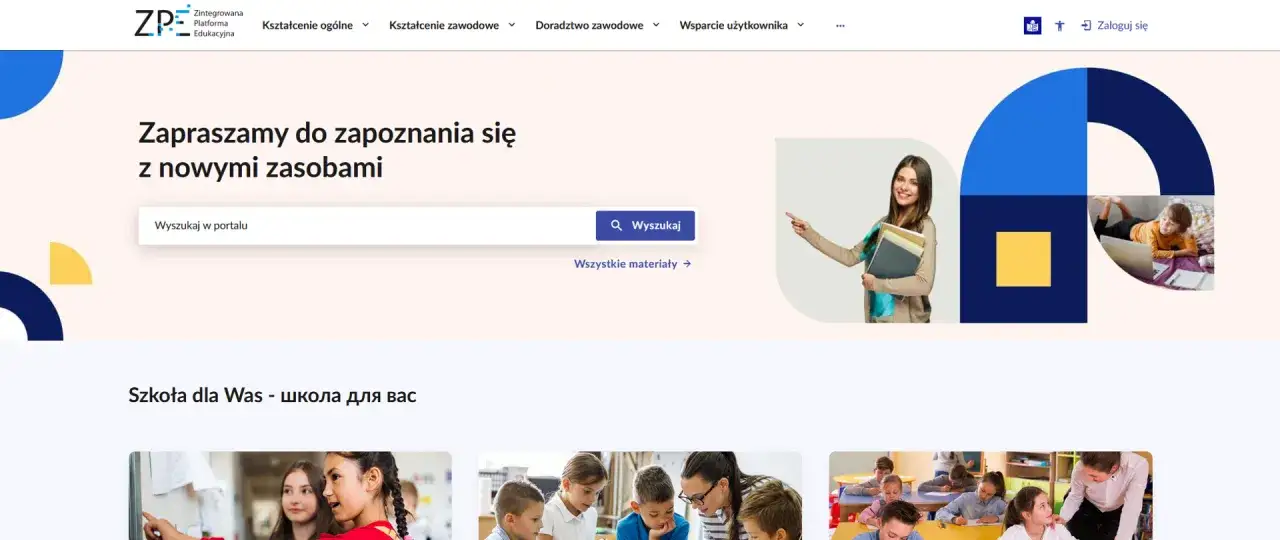 Uśmiechnięta studentka z książkami wskazuje na pole wyszukiwania na stronie platformy edukacyjnej.