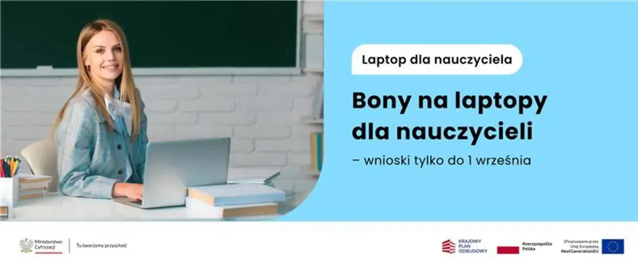 Uśmiechnięta nauczycielka przy biurku z laptopem. Bony na laptopy dla nauczycieli - wnioski tylko do 1 września.
