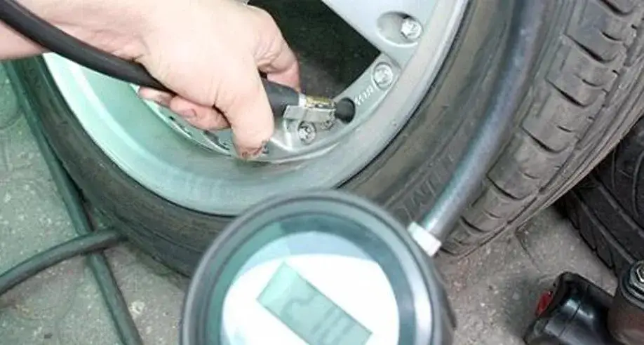 Jak sprawdzić ciśnienie w oponach na stacji benzynowej bez błędów