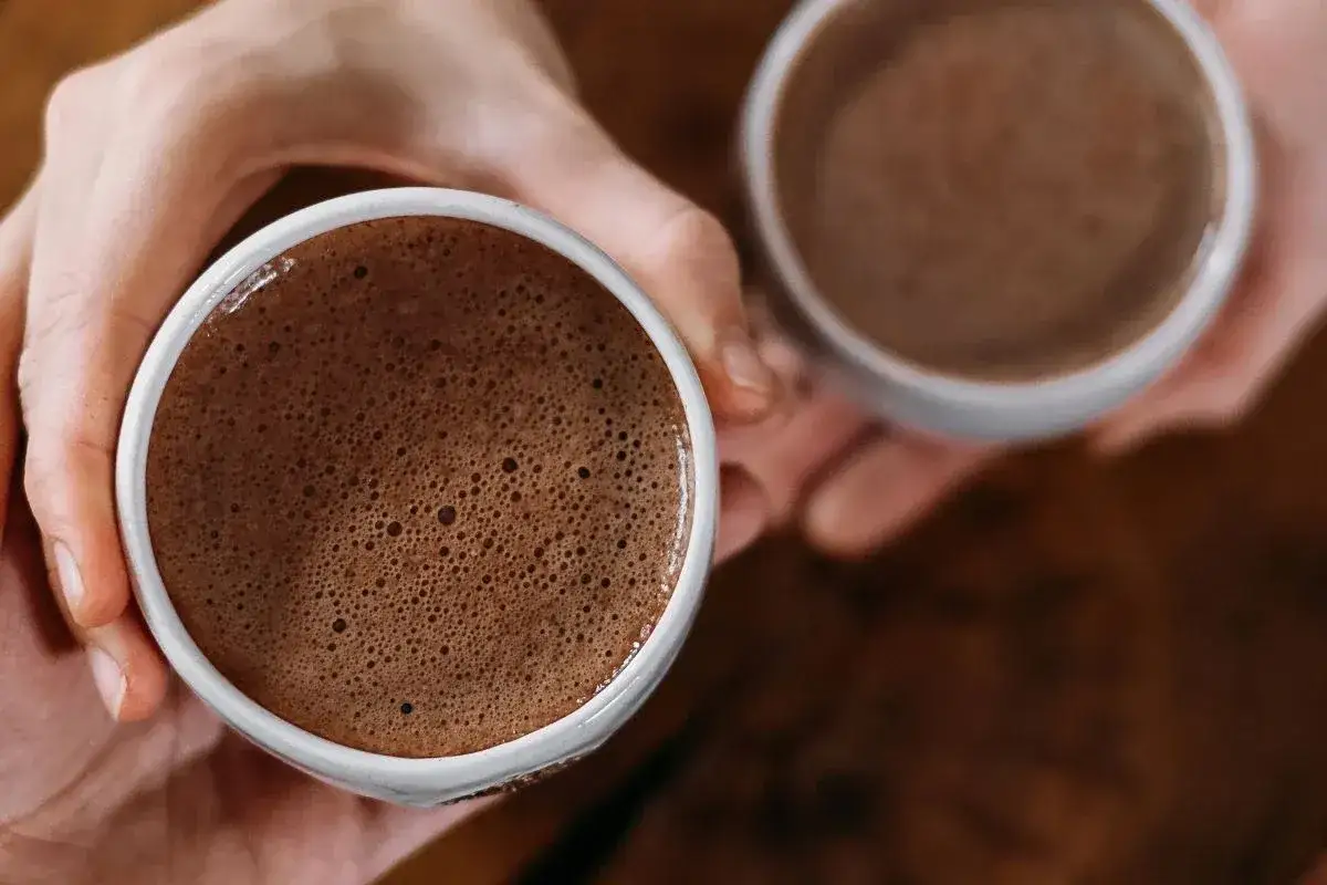 Dwie filiżanki gorącego kakao, idealne dla każdego, kto zastanawia się, czy cukrzyk może pić kakao. Pyszny napój z pianką.