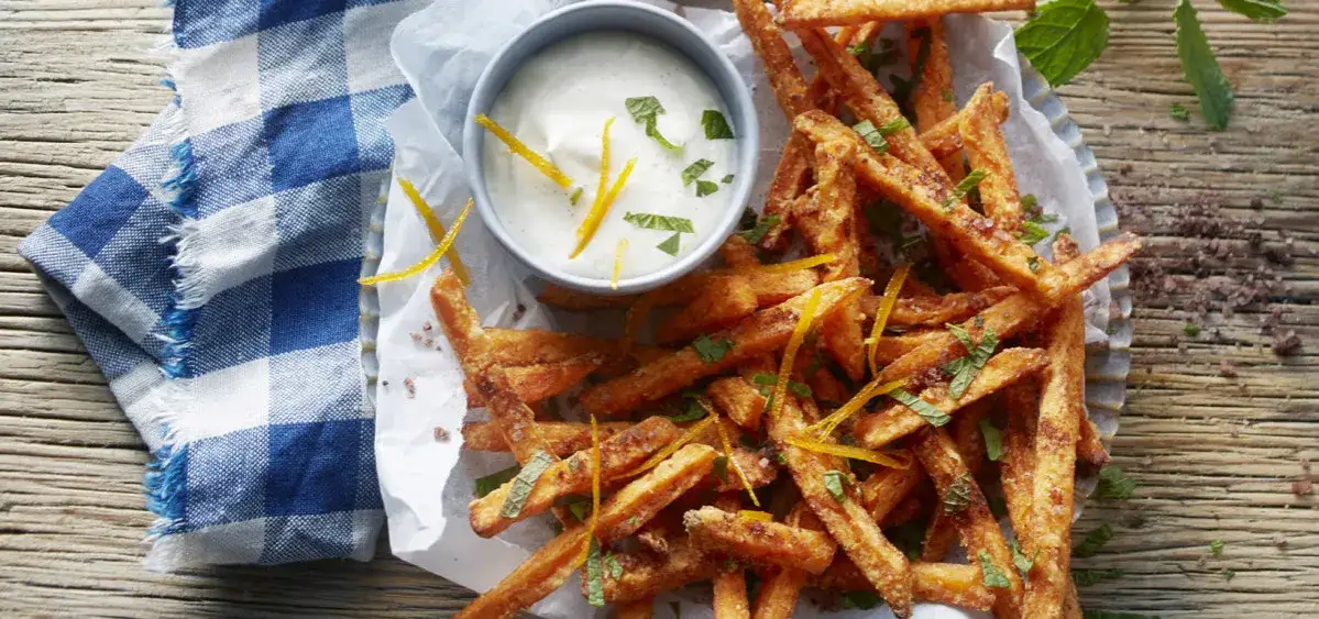 Frytki z batatów: Jak idealnie zrównoważyć smak? Sosy i dania