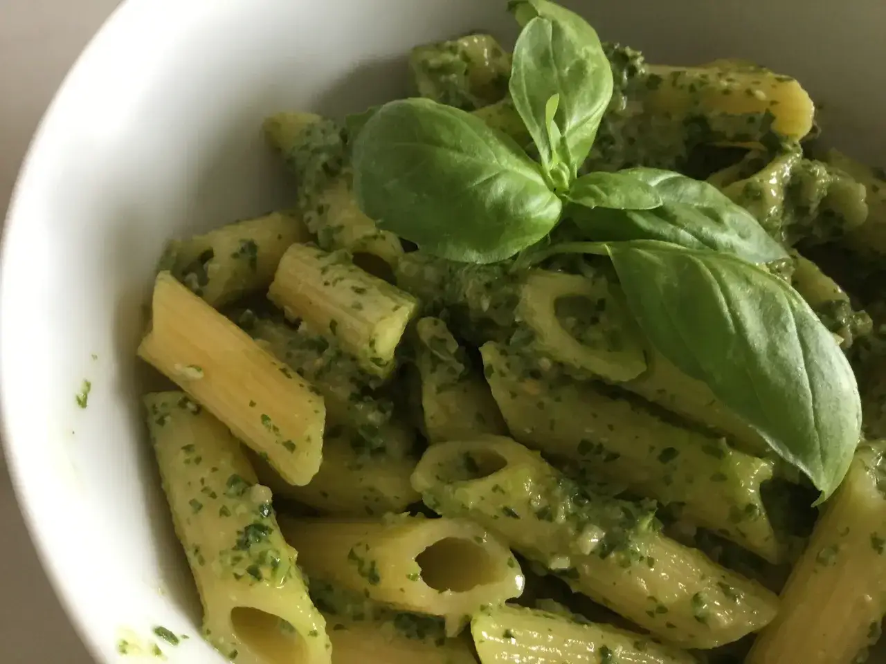 Zielone pesto bez ciemnienia? Odkryj sekrety kucharzy!