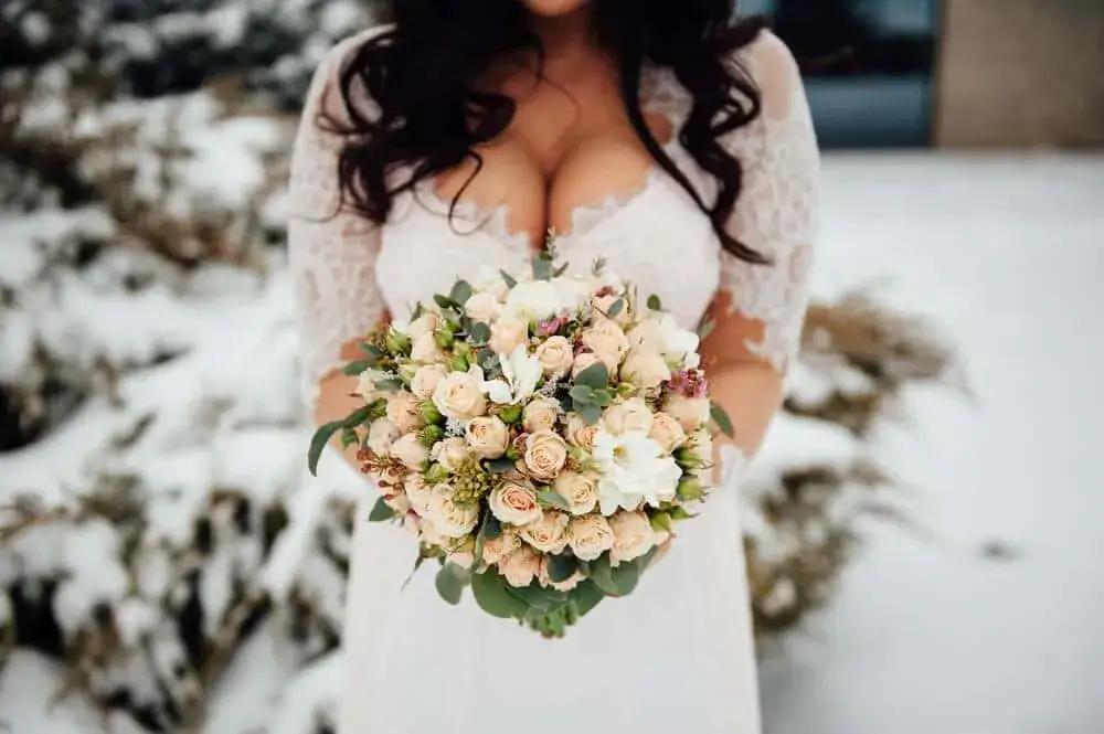 Duży biust to atut! Jak wybrać idealną suknię ślubną?