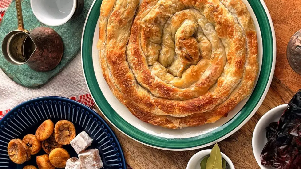 Złocisty, zawijany burek, suszone figi i lokum – to pyszne czarnogóra jedzenie.