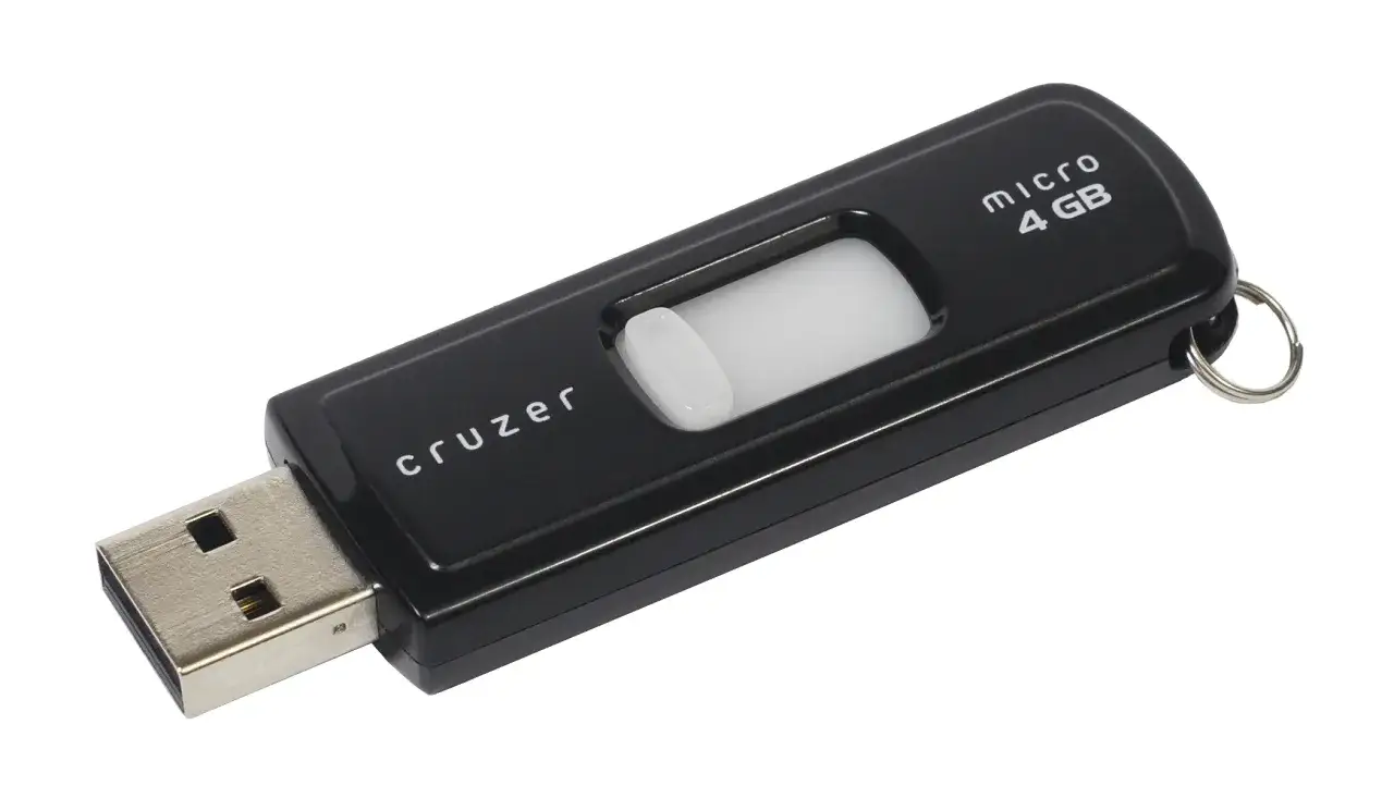 Czarny pendrive Cruzer 4GB z wysuwanym złączem USB i kółkiem na breloczek.