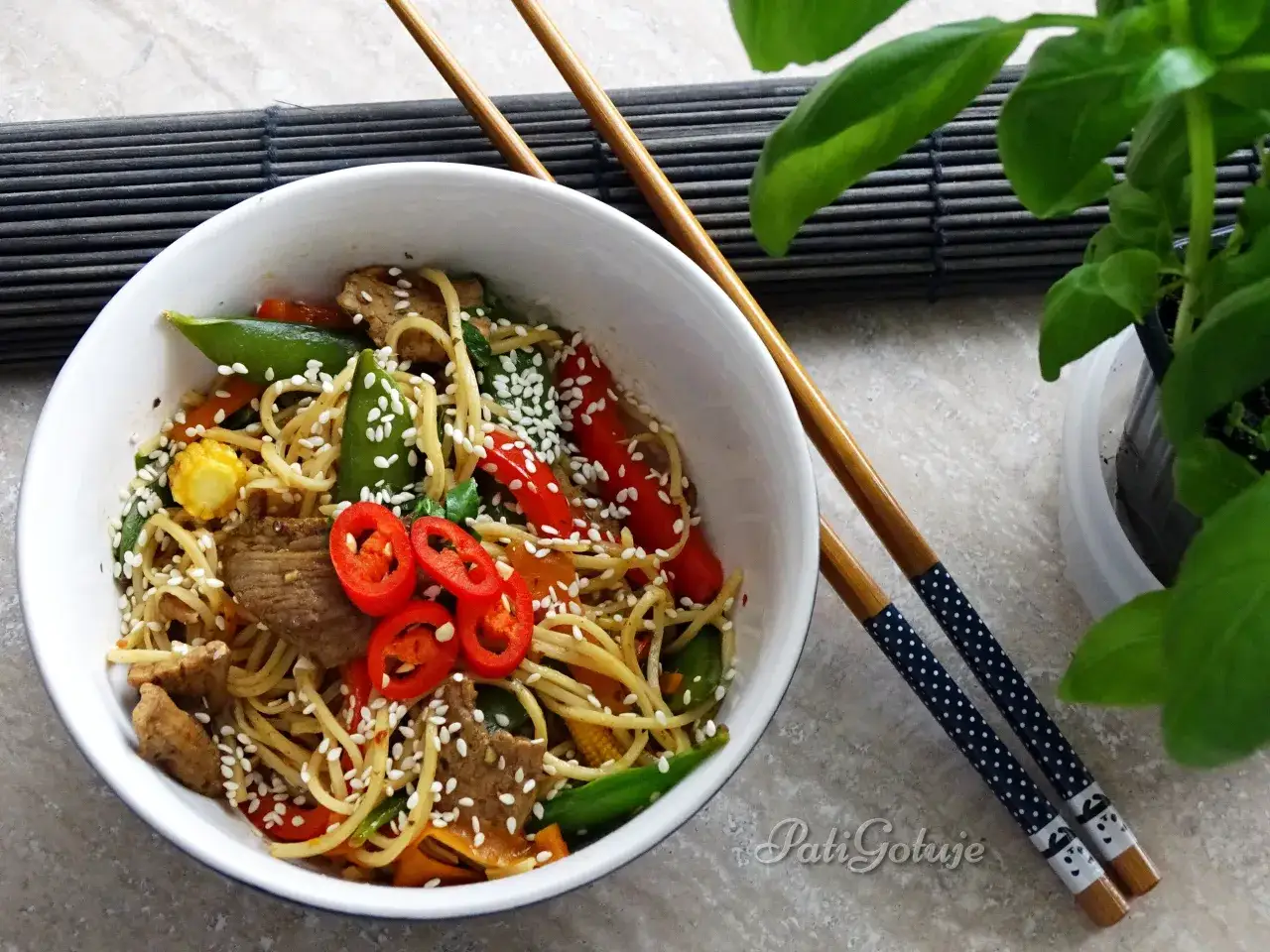 Jak zrobić Chow Mein w domu? Przepis krok po kroku i triki mistrza.