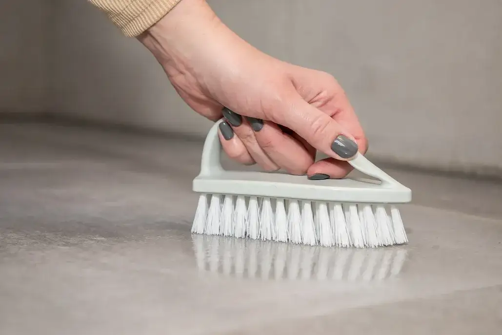 Skuteczne domowe sposoby na zmycie fugi z płytek bez chemii