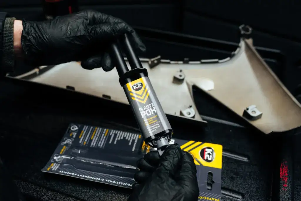 Jak skleić plastik: wybór kleju i trwałe połączenie krok po kroku