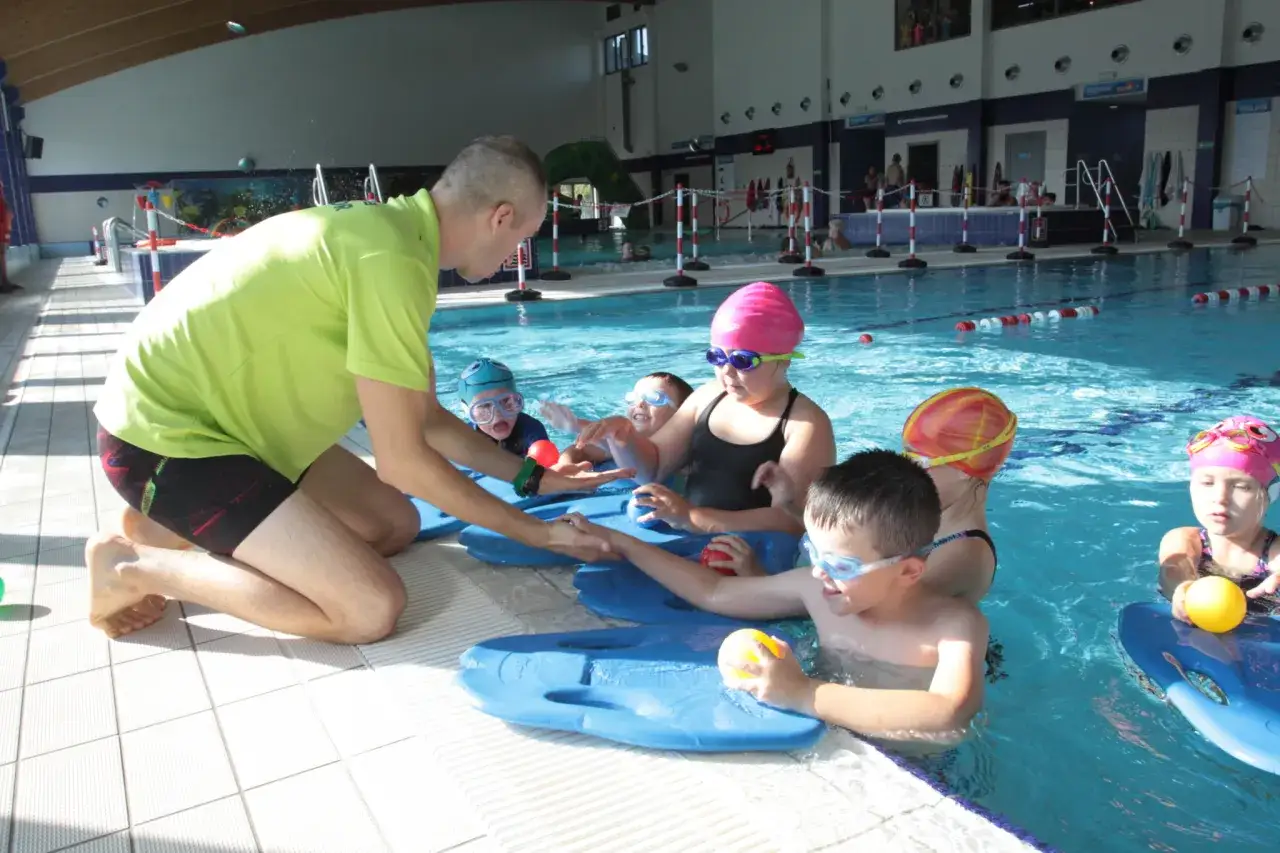 Ile wyróżniamy podstawowych etapów nauki pływania i jak je opanować
