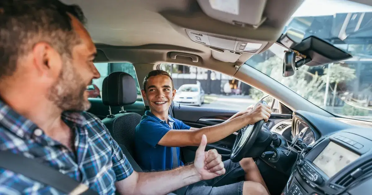Młody kierowca: samodzielna jazda? Przepisy 2026 i okres próbny