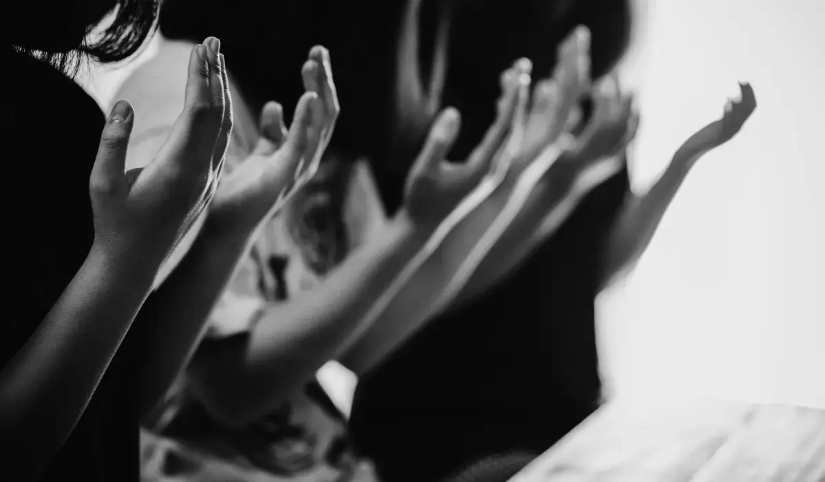 Czym jest modlitwa uwielbienia i jak wpływa na duchowość?