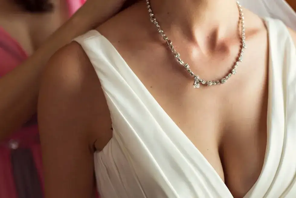 Jaki naszyjnik do sukni ślubnej, aby uniknąć modowych wpadek?
