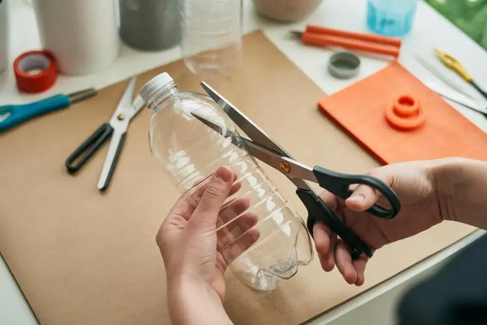 Lampion z butelki plastikowej: prosty DIY krok po kroku