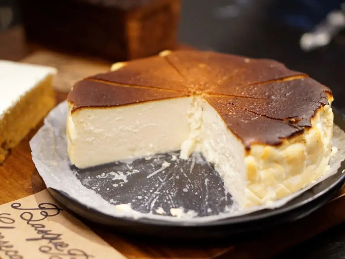 Puszysty sernik baskijski z przypaloną skórką. Zastanawiasz się, co dodać do sernika żeby był puszysty?