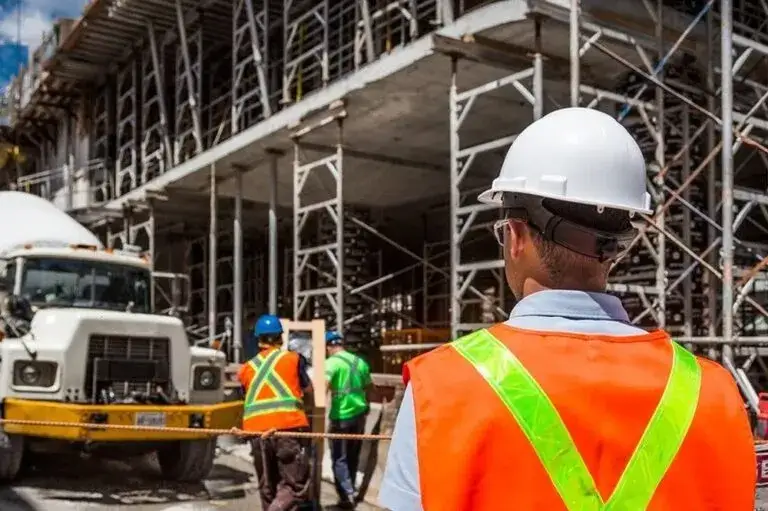 Monter rusztowań w Anglii: Zarobki, wymagania CISRS i Brexit