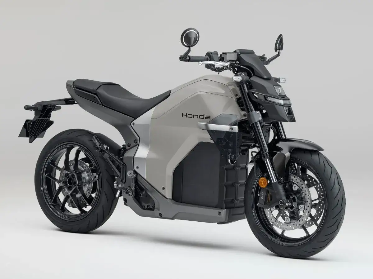 Nowoczesny, szary japoński motocykl Honda z czarnymi detalami i futurystycznym designem.