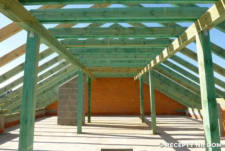 Strop drewniany czy betonowy w parterowym? Wybierz mądrze!