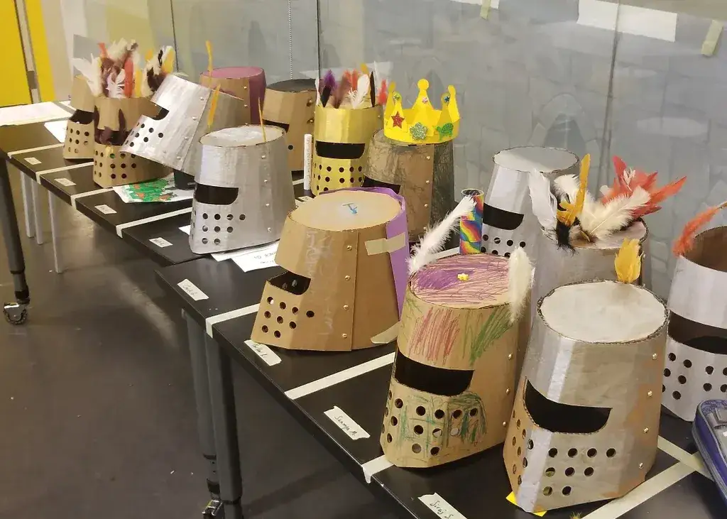 Strój rycerza z kartonu DIY: Zrób to sam krok po kroku!