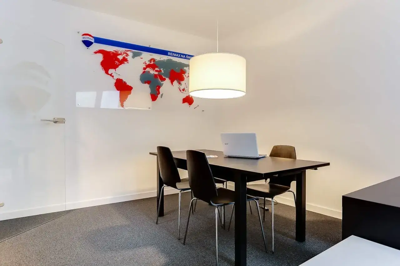 Kiedy płaci się prowizję dla biura nieruchomości i jak uniknąć pułapek?