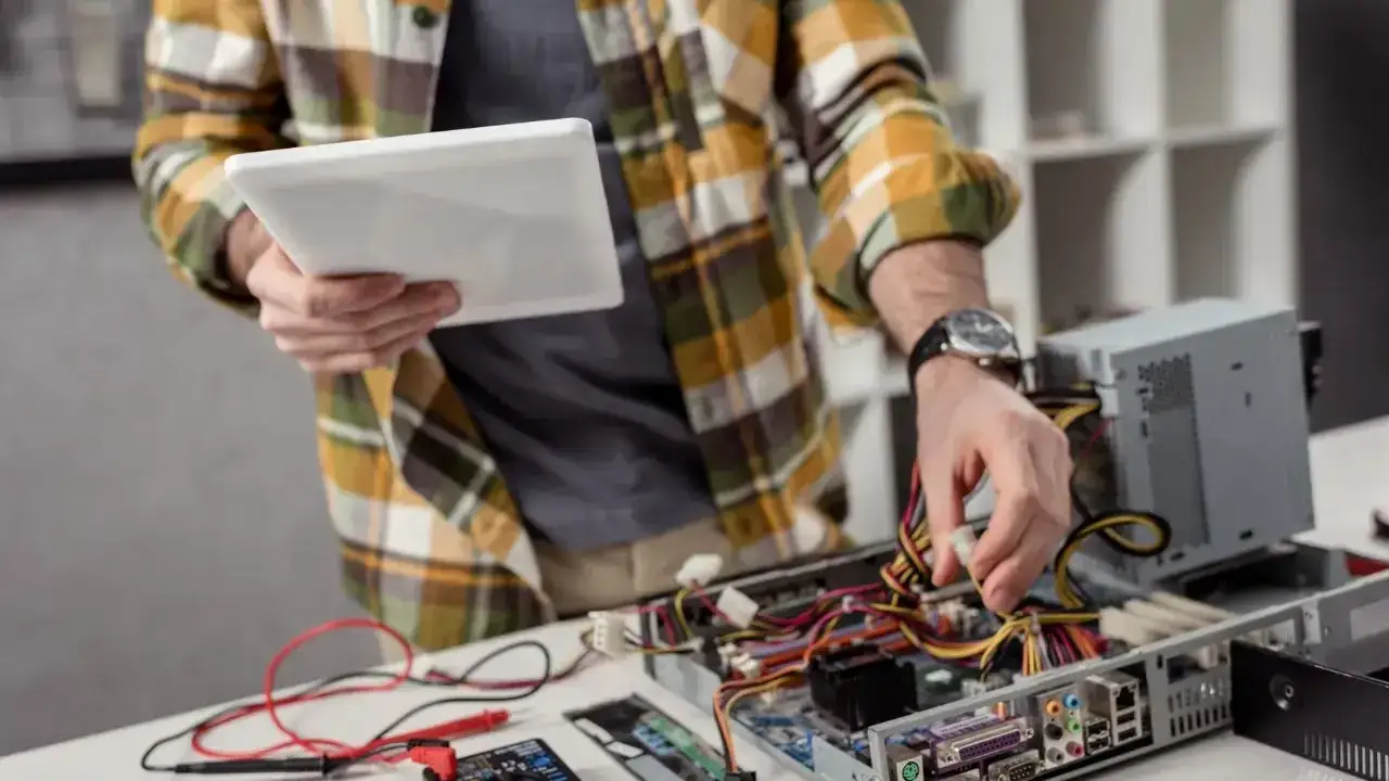 Czym zajmuje się elektryk? Od kwalifikacji po zarobki i nowe technologie