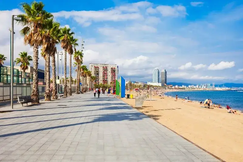 Czy Barcelona ma dostęp do morza? Odkryj piękne plaże i atrakcje