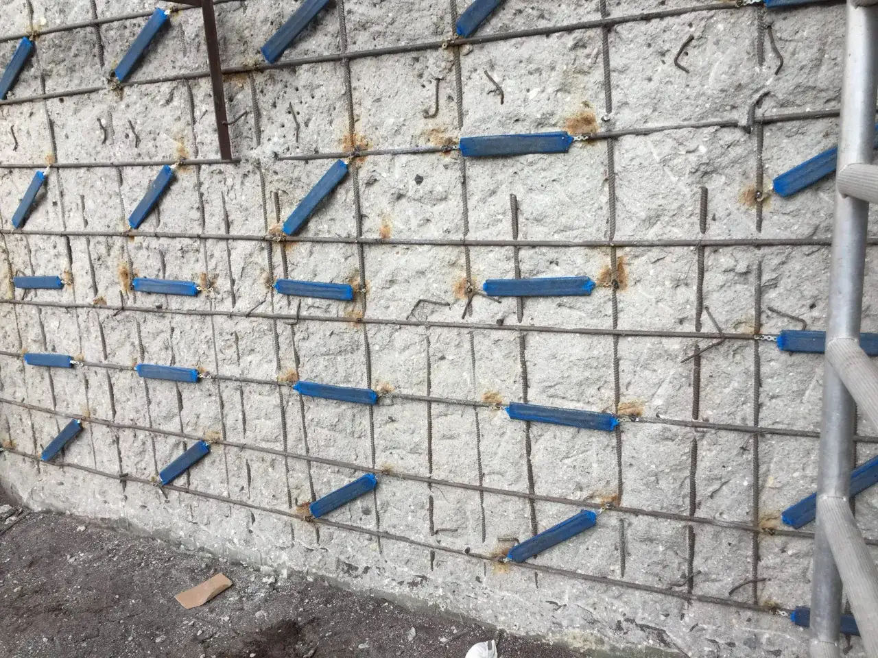 Jak dystanse do zbrojenia chronią przed korozją i poprawiają trwałość