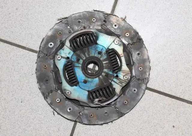 Ślizgające się sprzęgło objawy - jak je rozpoznać i uniknąć kosztów naprawy