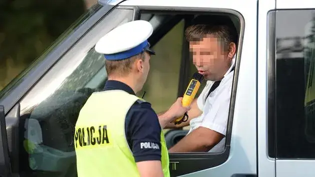 Kiedy policja może badać alkomatem? Poznaj swoje prawa!