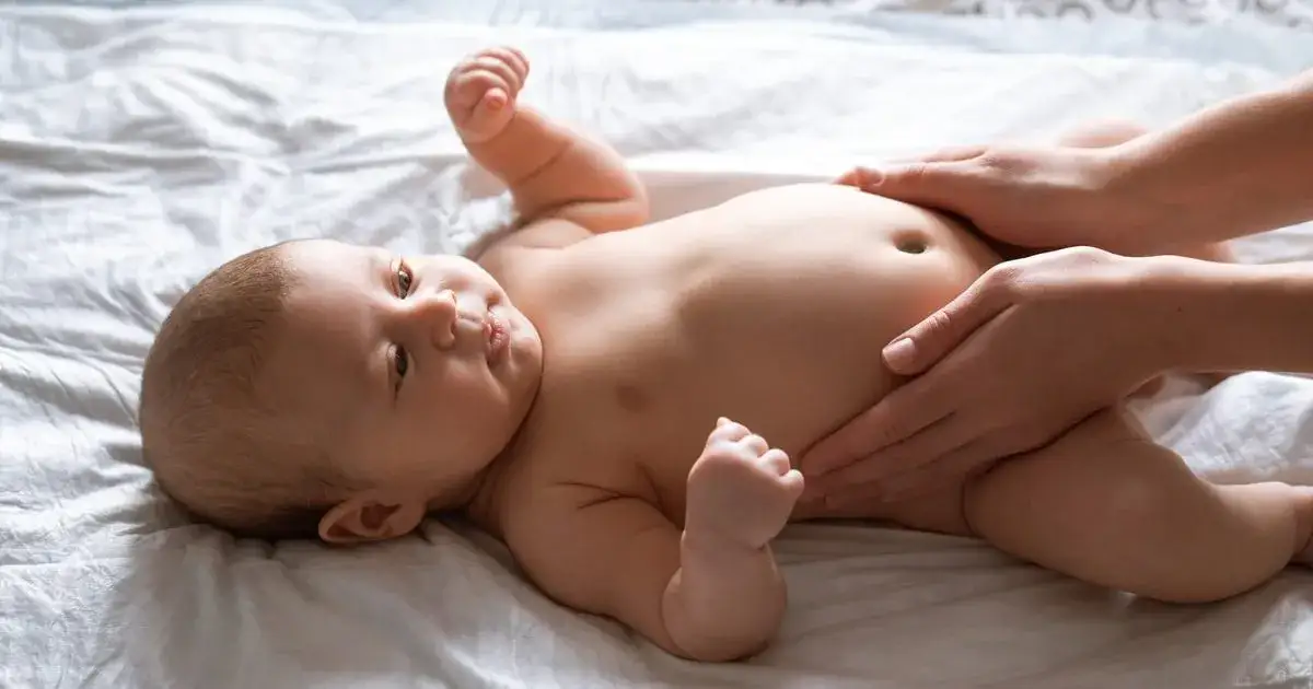 Jak skutecznie odgazować niemowlaka i złagodzić ból brzuszka u dziecka