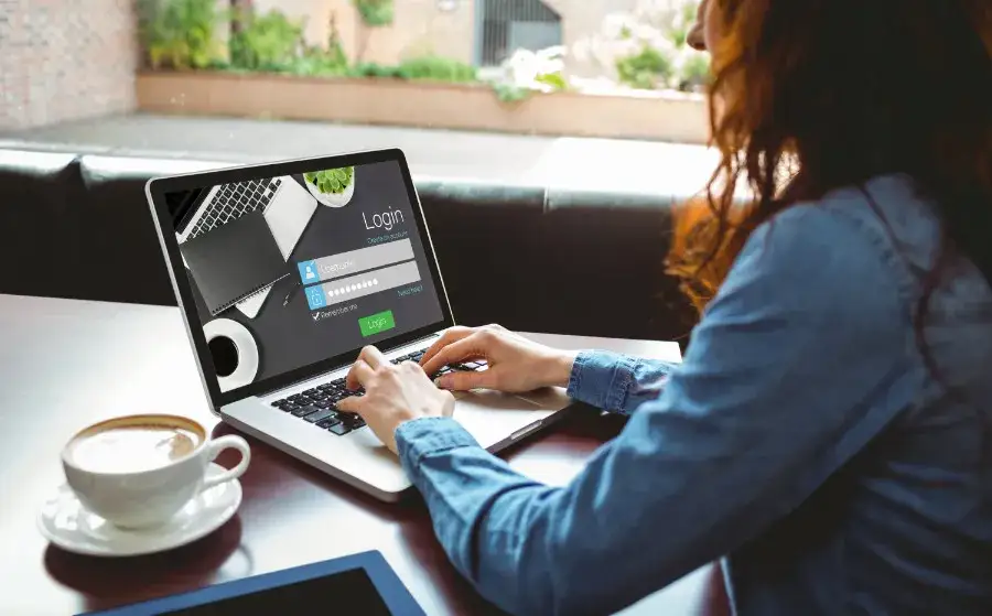 Kto zarządza stroną internetową i jakie ma to znaczenie dla sukcesu?