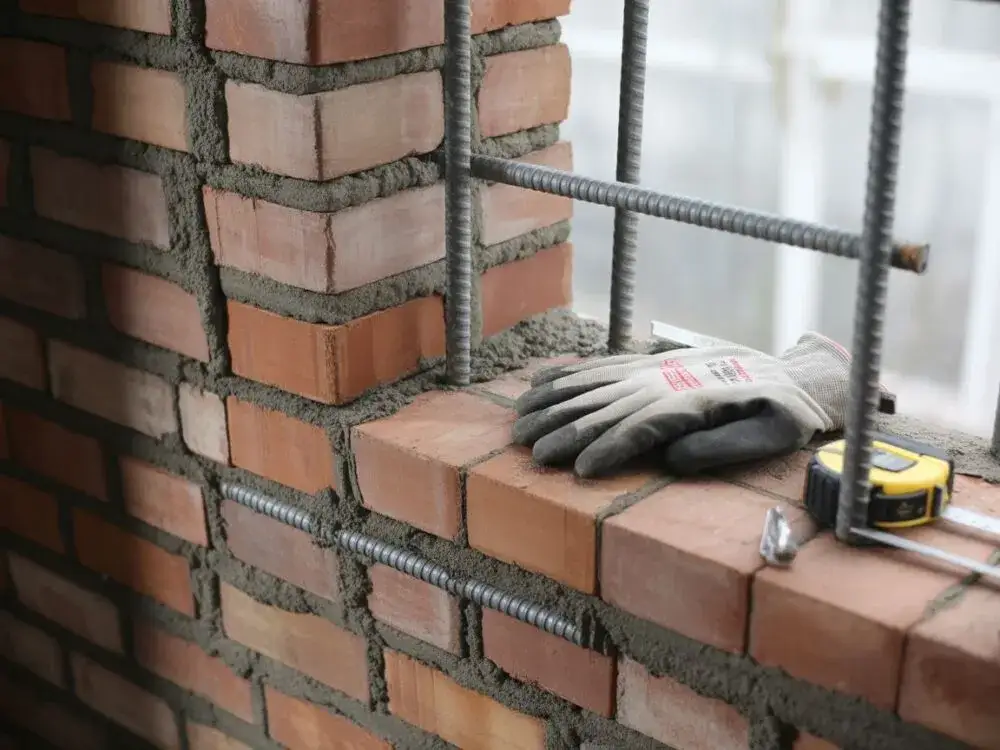 Pęknięcia w ścianie z cegły? Skuteczne wzmocnienie krok po kroku
