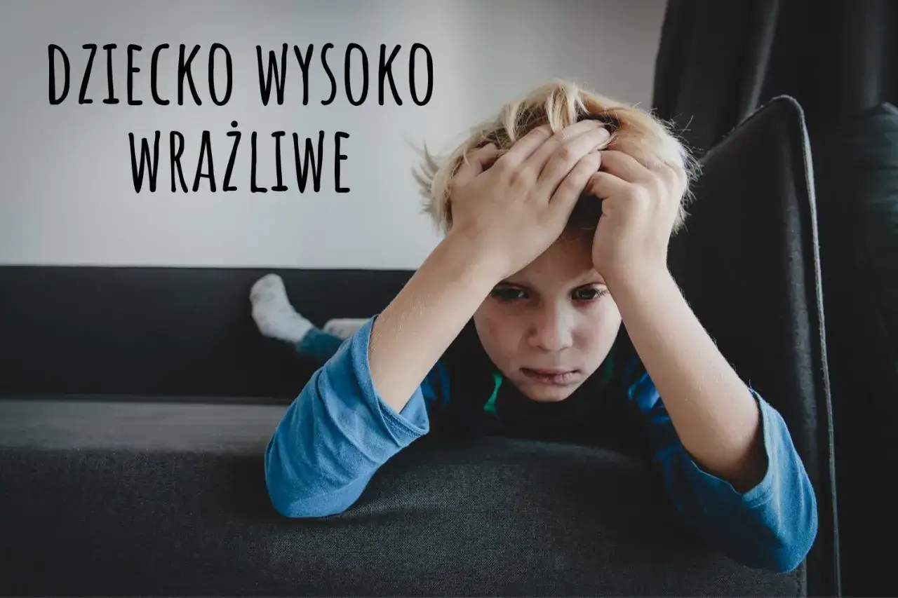 Chłopiec z rękami na głowie, wyrażający smutek. Napis "Dziecko wysoko wrażliwe" sugeruje potrzebę terapii.