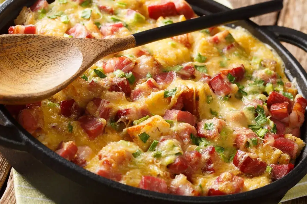 Prosta i pyszna zapiekanka na kajzerce z różnymi dodatkami