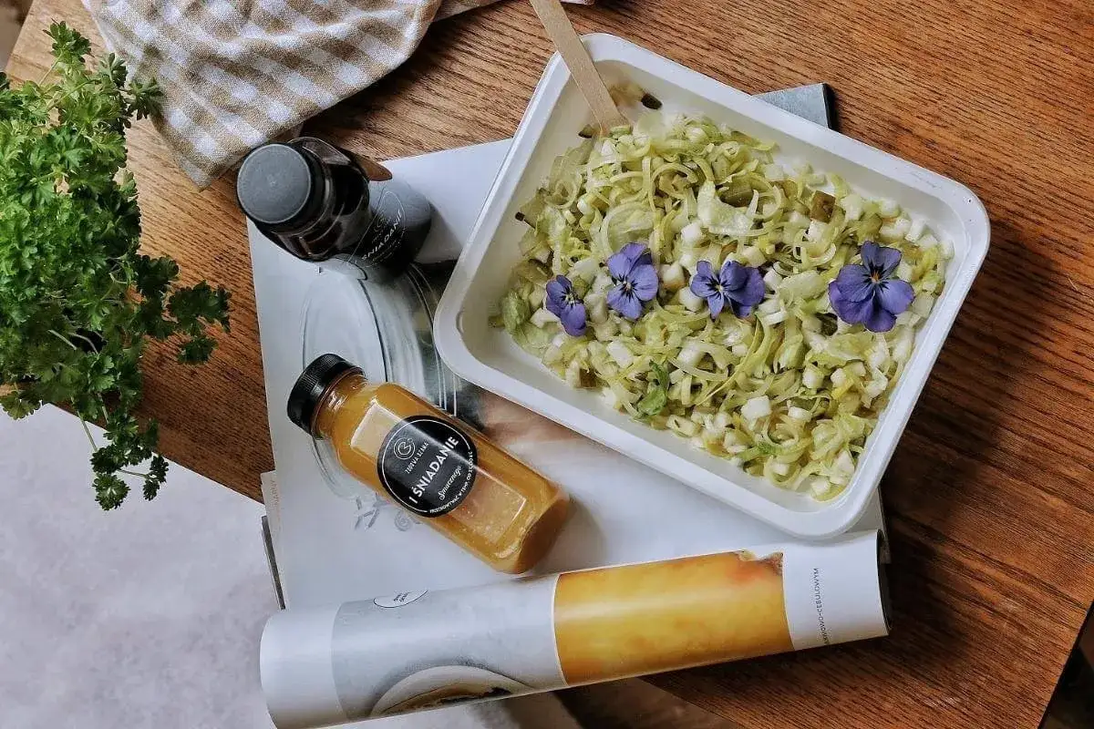 Szukasz najlepszych firm oferujących catering dla biur w dużych miastach? Zobacz, jakie pyszne i zdrowe posiłki, jak ta sałatka z kwiatami, mogą Ci zaproponować.