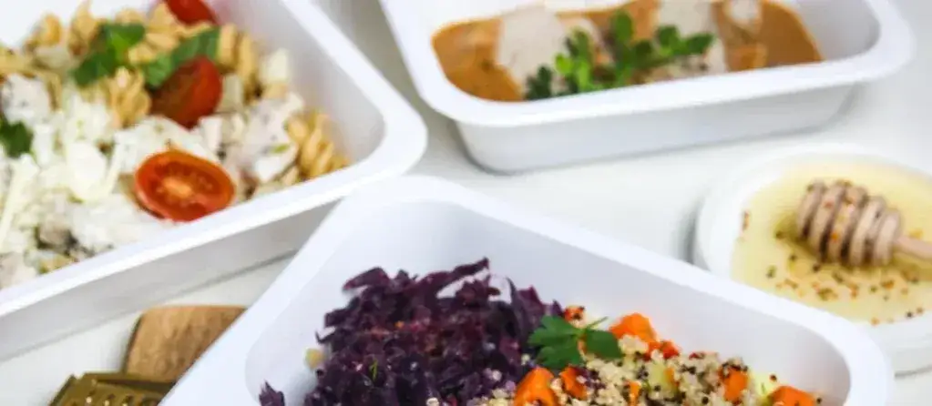 Ile kosztuje catering do domu? Poznaj ceny i ukryte koszty