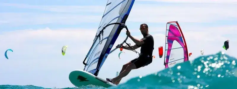 Jaka pianka do windsurfingu? Wybierz idealną na polskie wody!