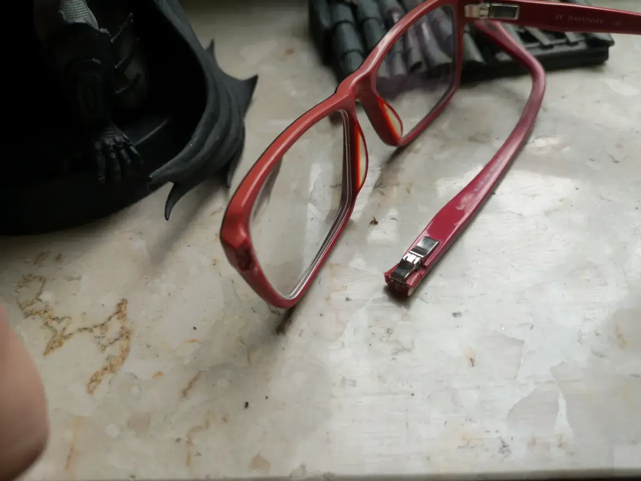 Jak skleić oprawki okularów? Napraw je sam! Poradnik DIY