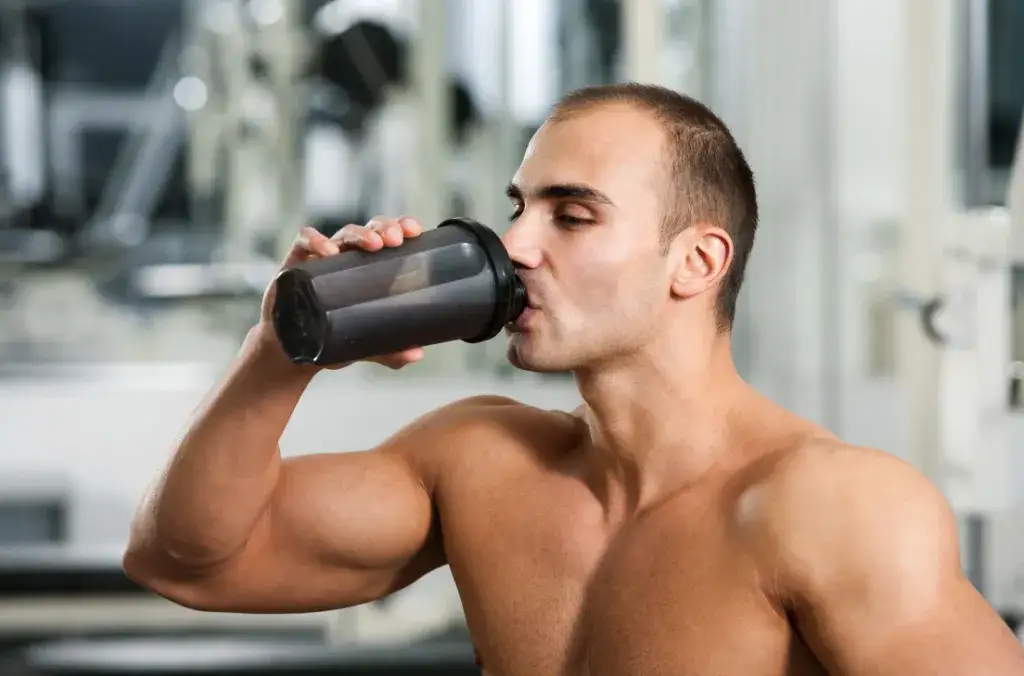 Białko przed czy po treningu redukcja – co naprawdę działa dla Ciebie?