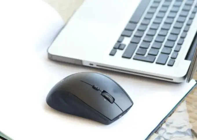 Jak podłączyć myszkę bezprzewodową do laptopa bez USB w 5 prostych krokach