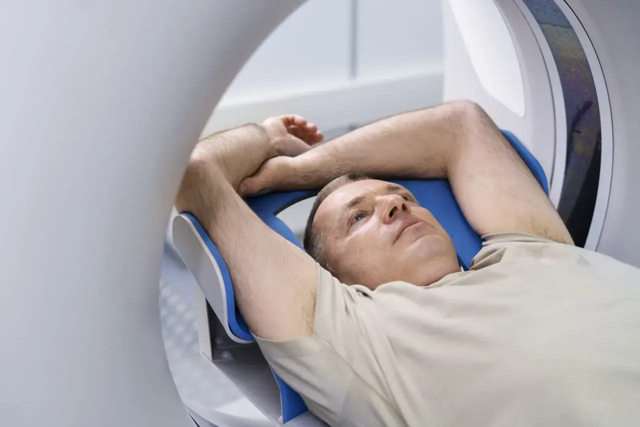 Alkohol po rezonansie z kontrastem? Kiedy można pić?