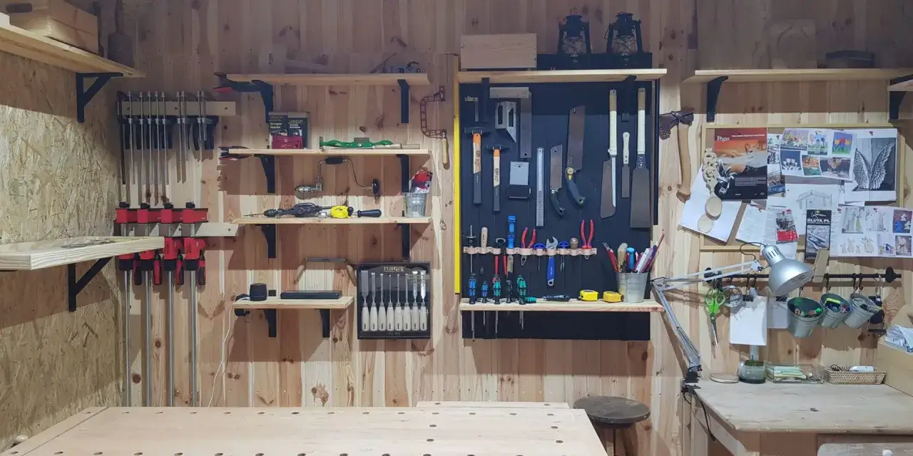 Jak urządzić warsztat stolarski: praktyczne porady i niezbędne narzędzia